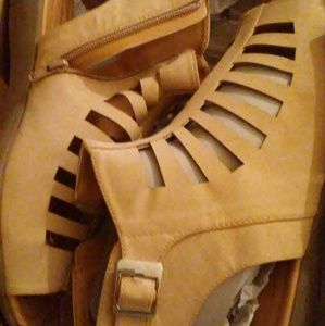 Comfort view sandals. .brand new in box..size11ww